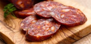 Rodajas de chorizo recién cortadas