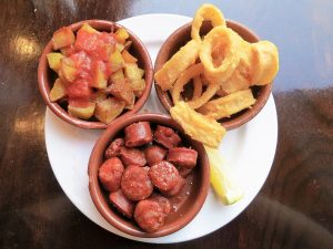 Tapas de chorizo al vino, calamares y patatas bravas