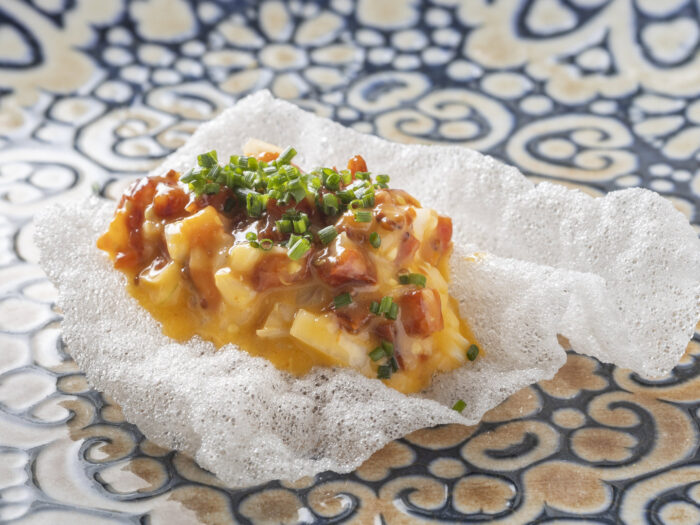 Tartar de chorizo IGP sobre papel de arroz suflado